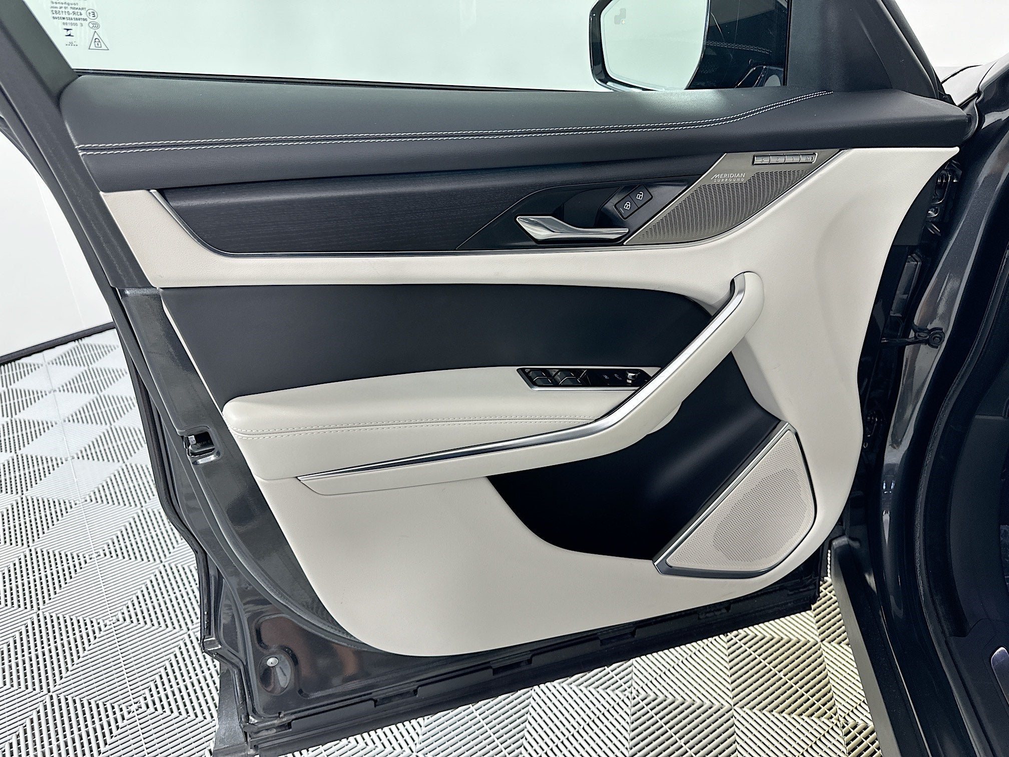 2024 Jaguar F-PACE P400 R-Dynamic S