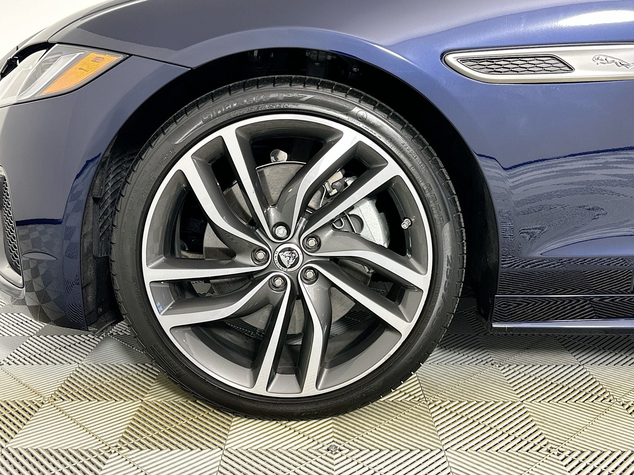 2024 Jaguar XF R-Dynamic SE