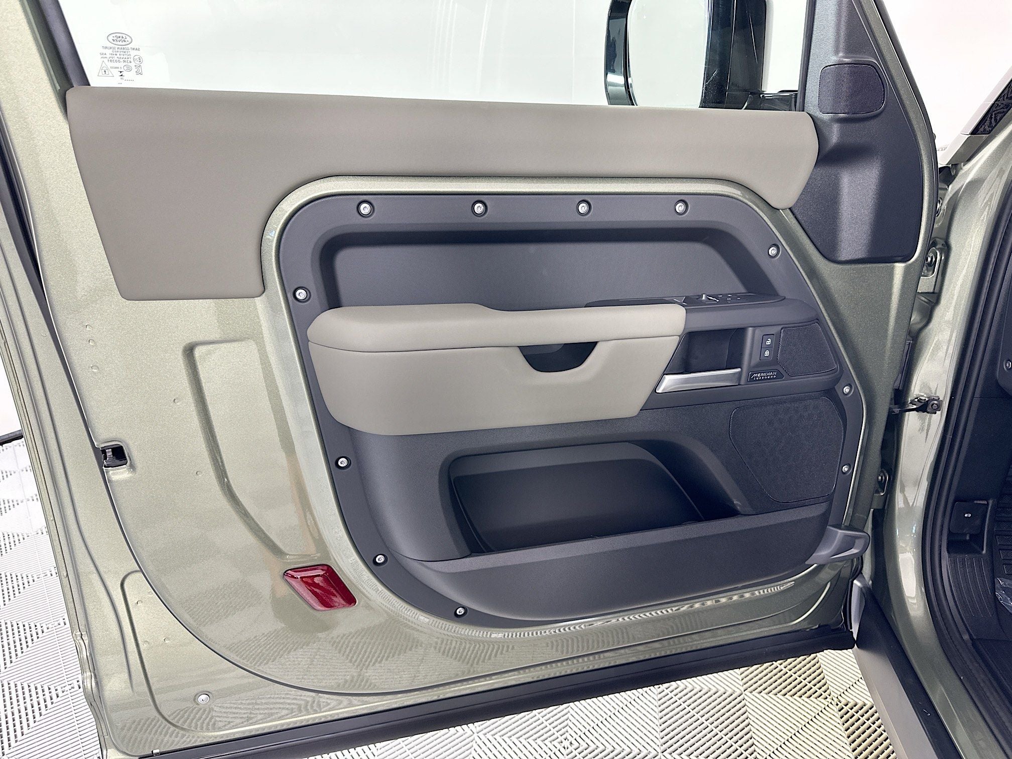 2025 Land Rover Defender 90 X-Dynamic SE