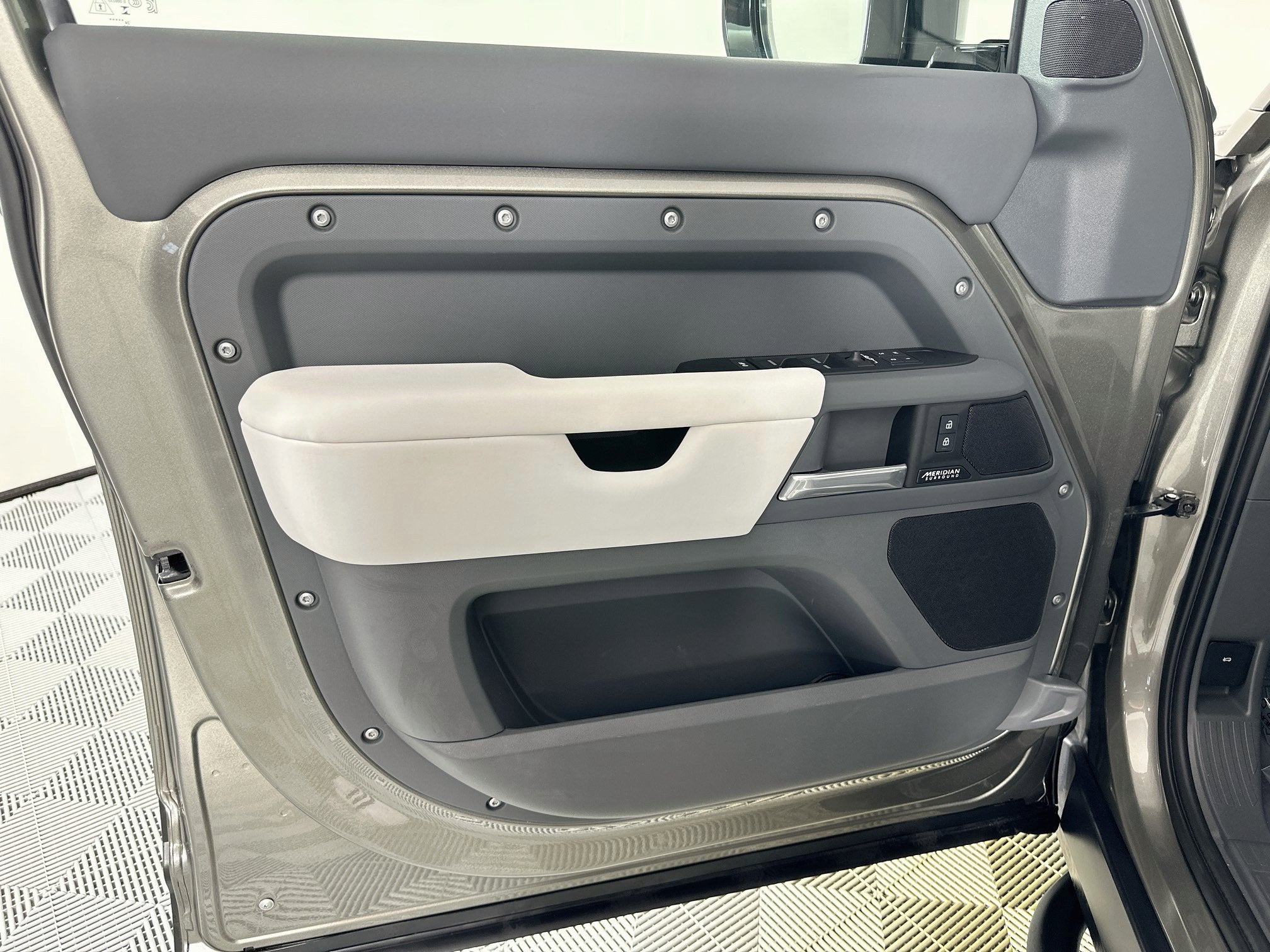 2025 Land Rover Defender 110 X-Dynamic SE