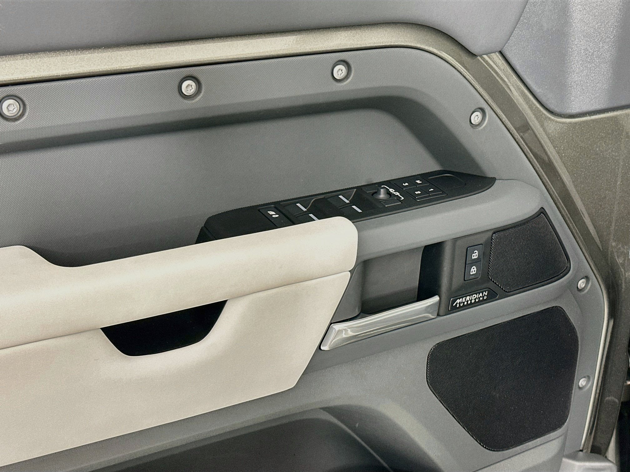 2025 Land Rover Defender 110 X-Dynamic SE