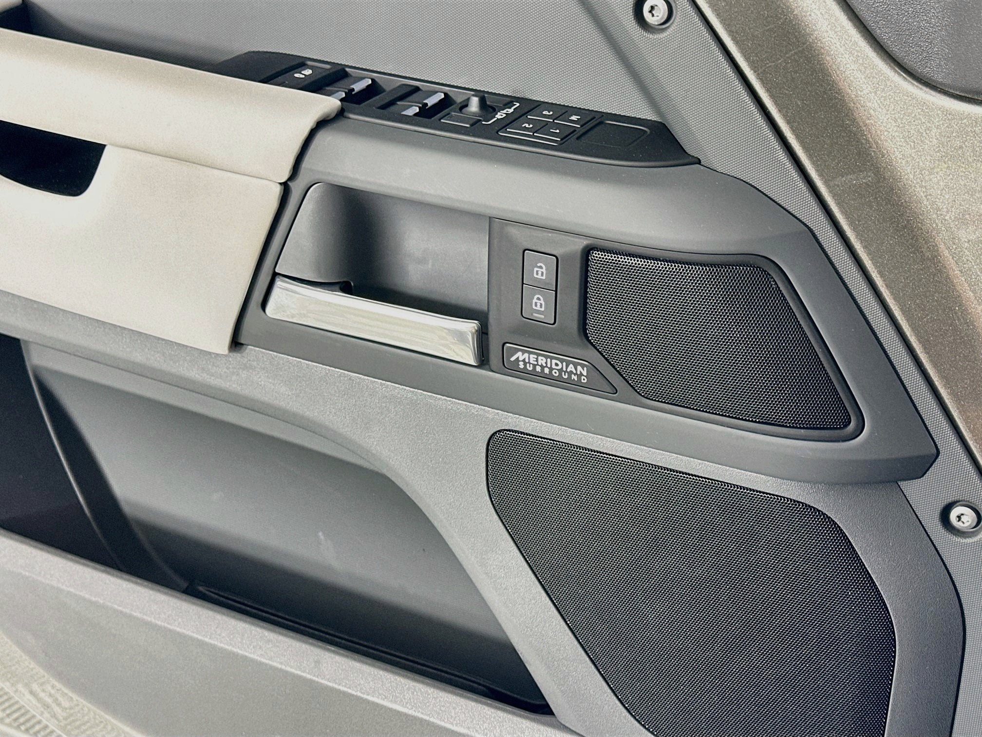 2025 Land Rover Defender 110 X-Dynamic SE