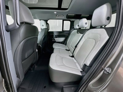 2025 Land Rover Defender 110 X-Dynamic SE