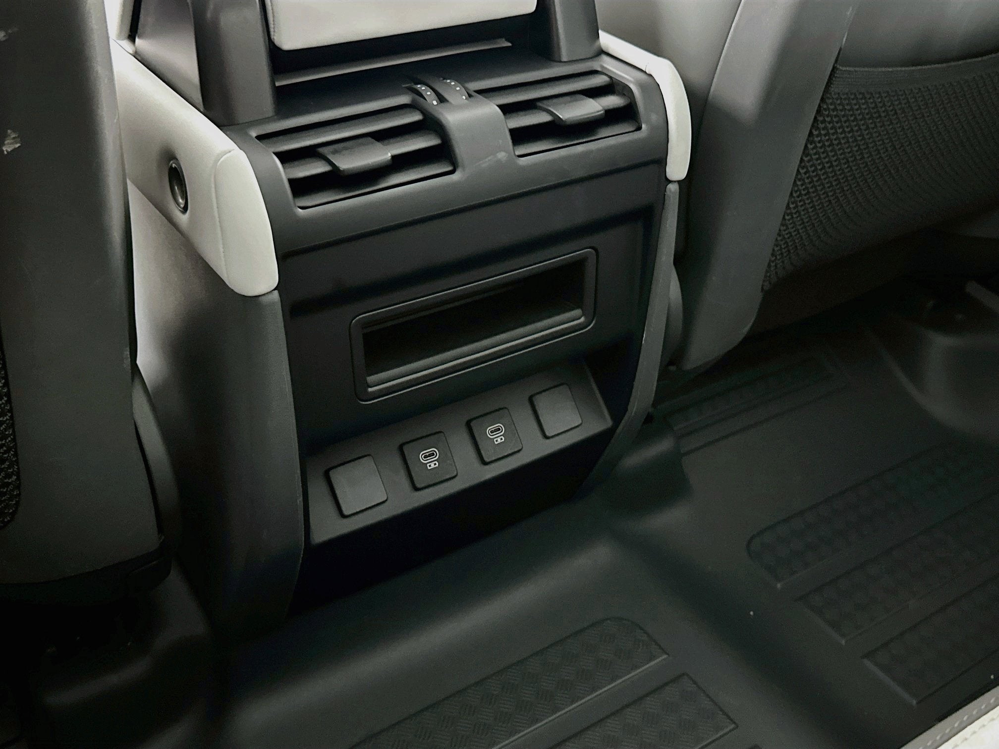 2025 Land Rover Defender 110 X-Dynamic SE