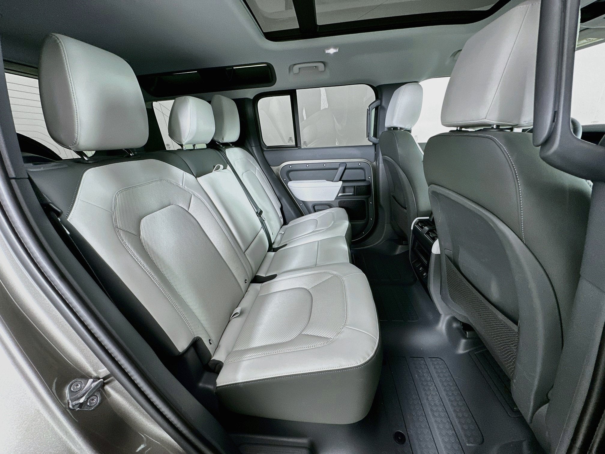 2025 Land Rover Defender 110 X-Dynamic SE