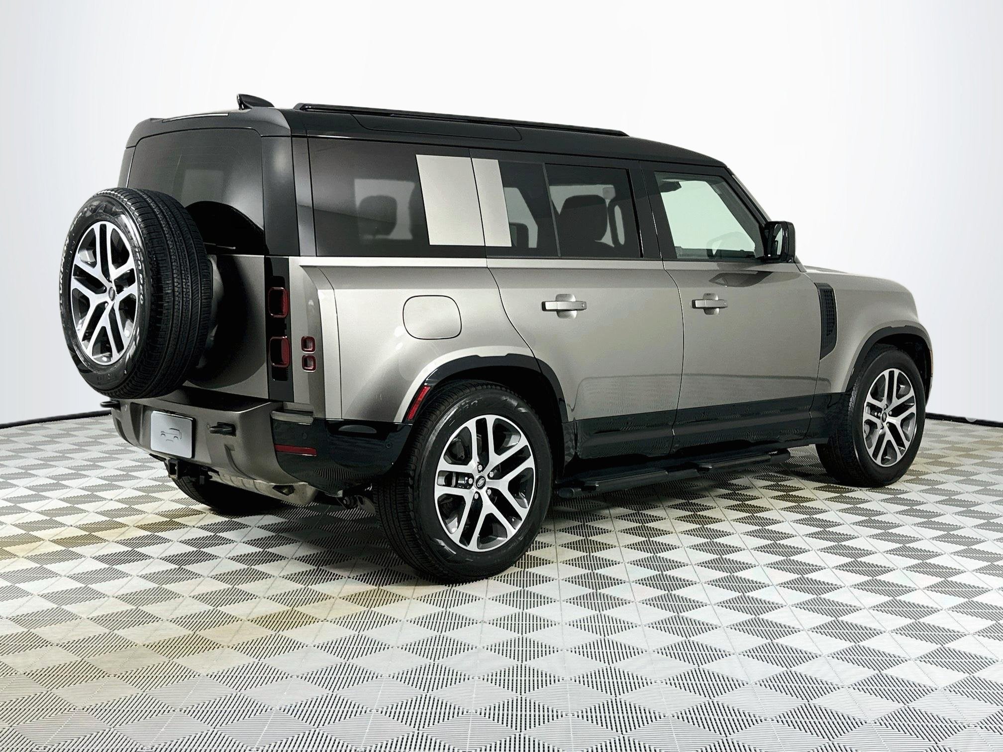 2025 Land Rover Defender 110 X-Dynamic SE