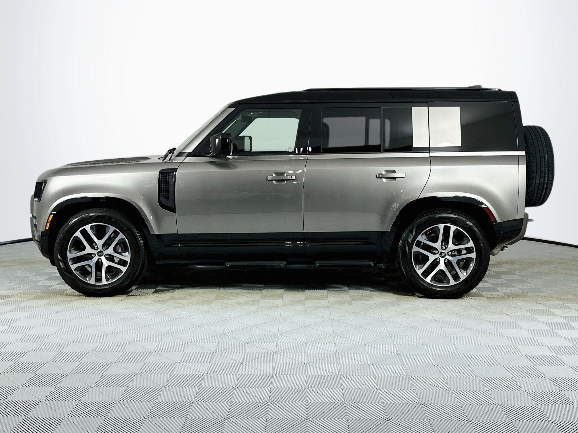 2025 Land Rover Defender 110 X-Dynamic SE