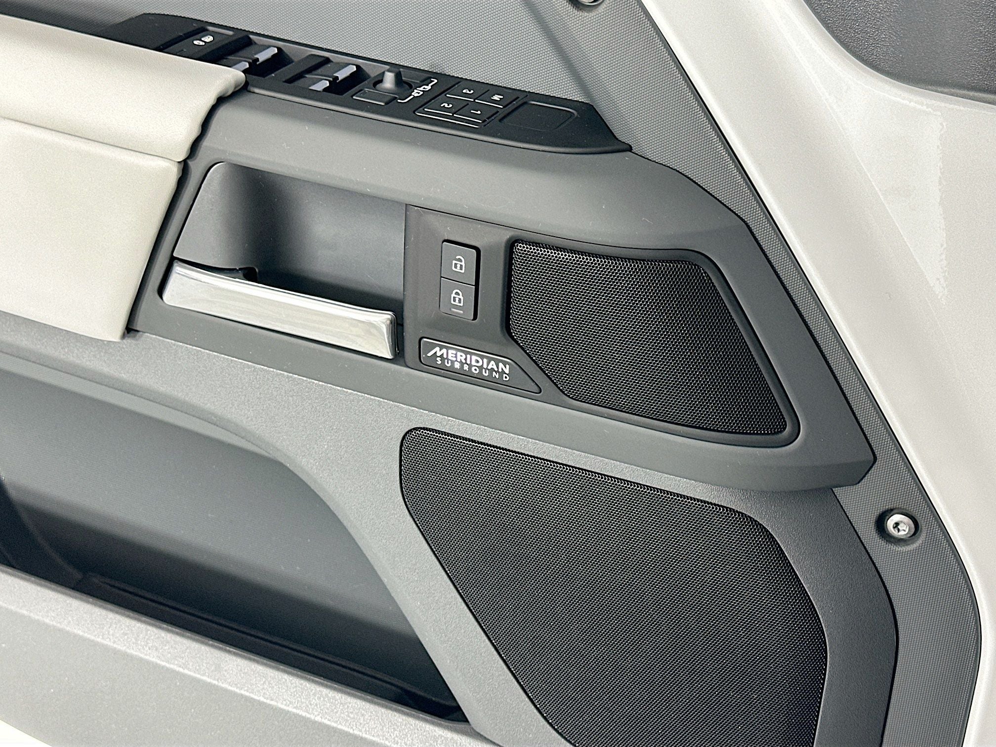 2025 Land Rover Defender 110 X-Dynamic SE