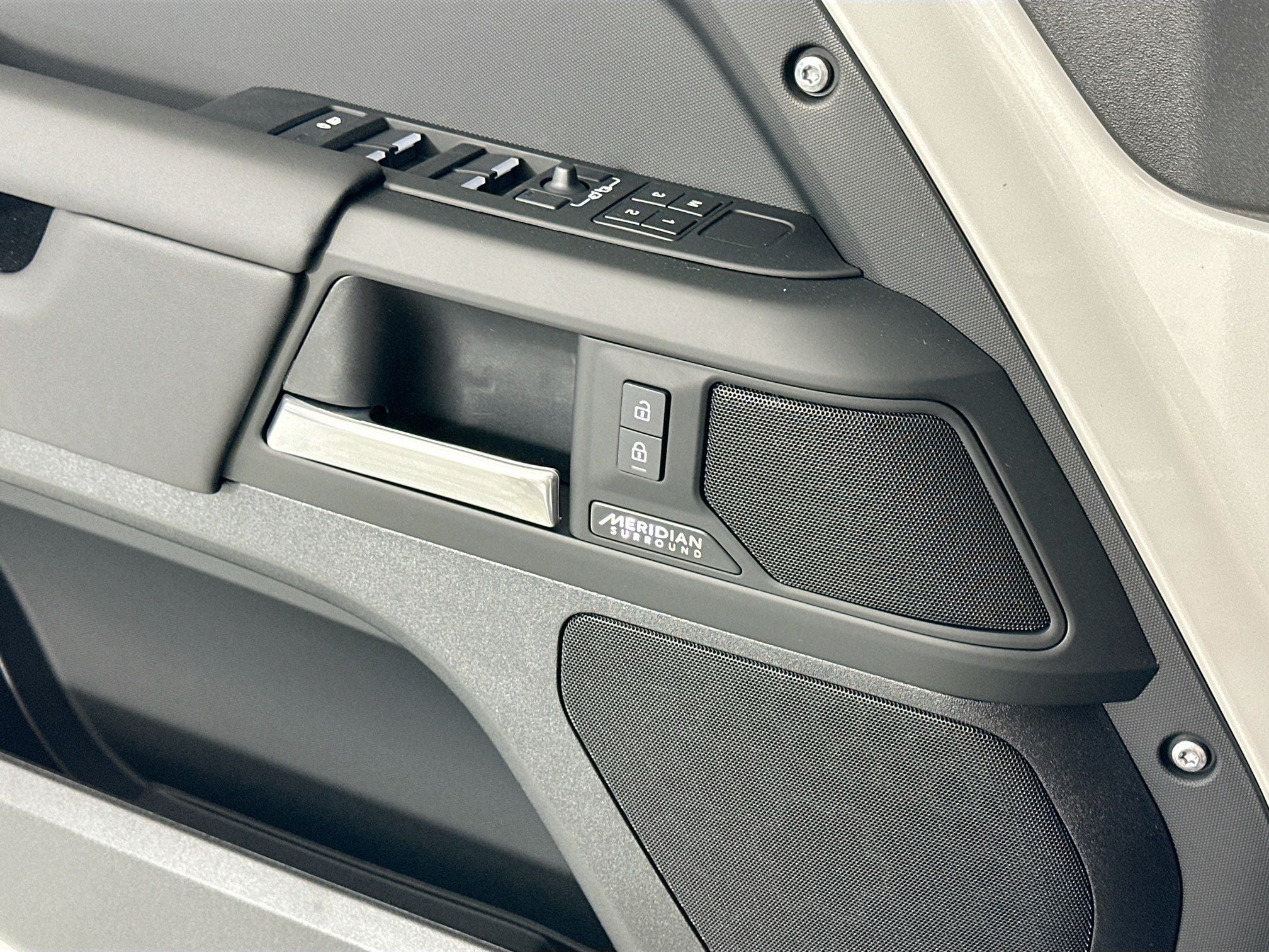 2026 Land Rover Defender 110 X-Dynamic SE