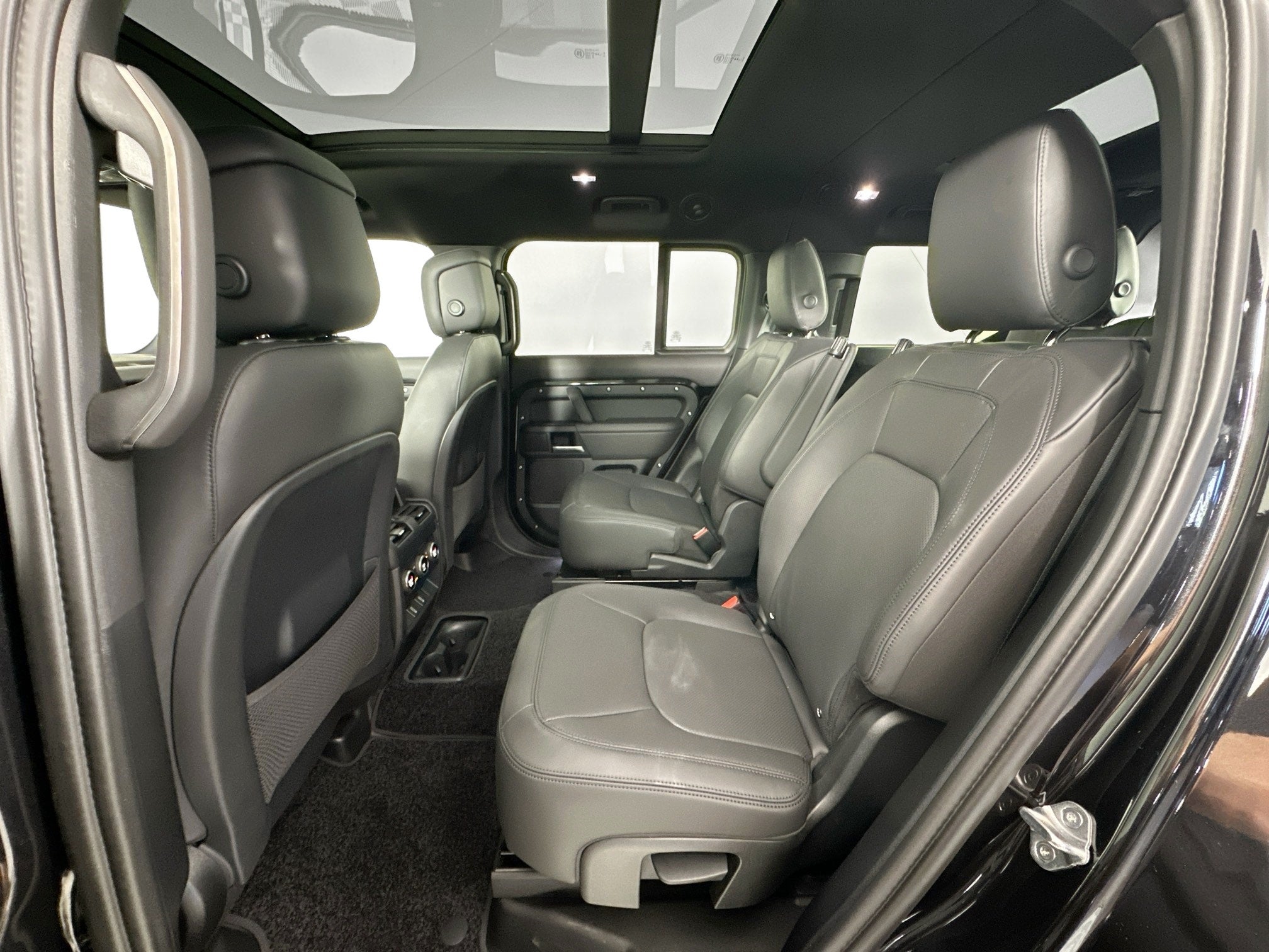 2026 Land Rover Defender 130 X-Dynamic SE