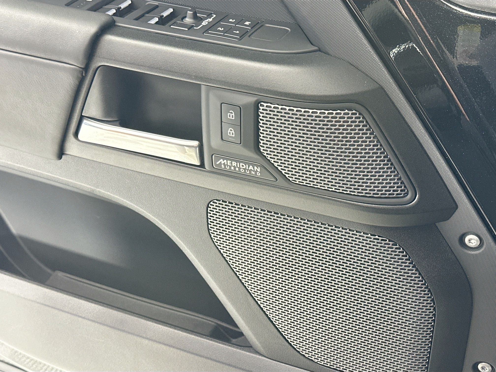 2023 Land Rover Defender 110 V8