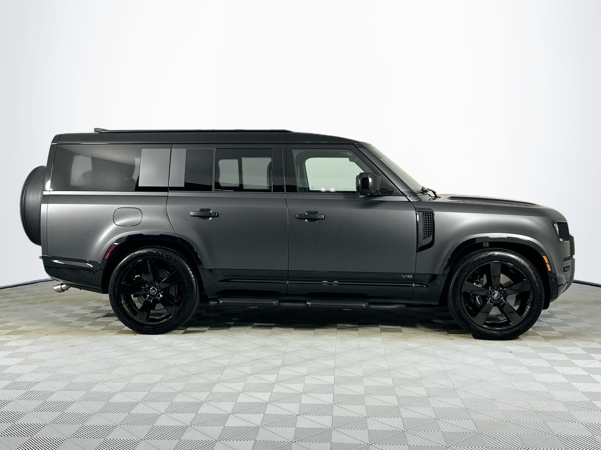2025 Land Rover Defender 130 V8