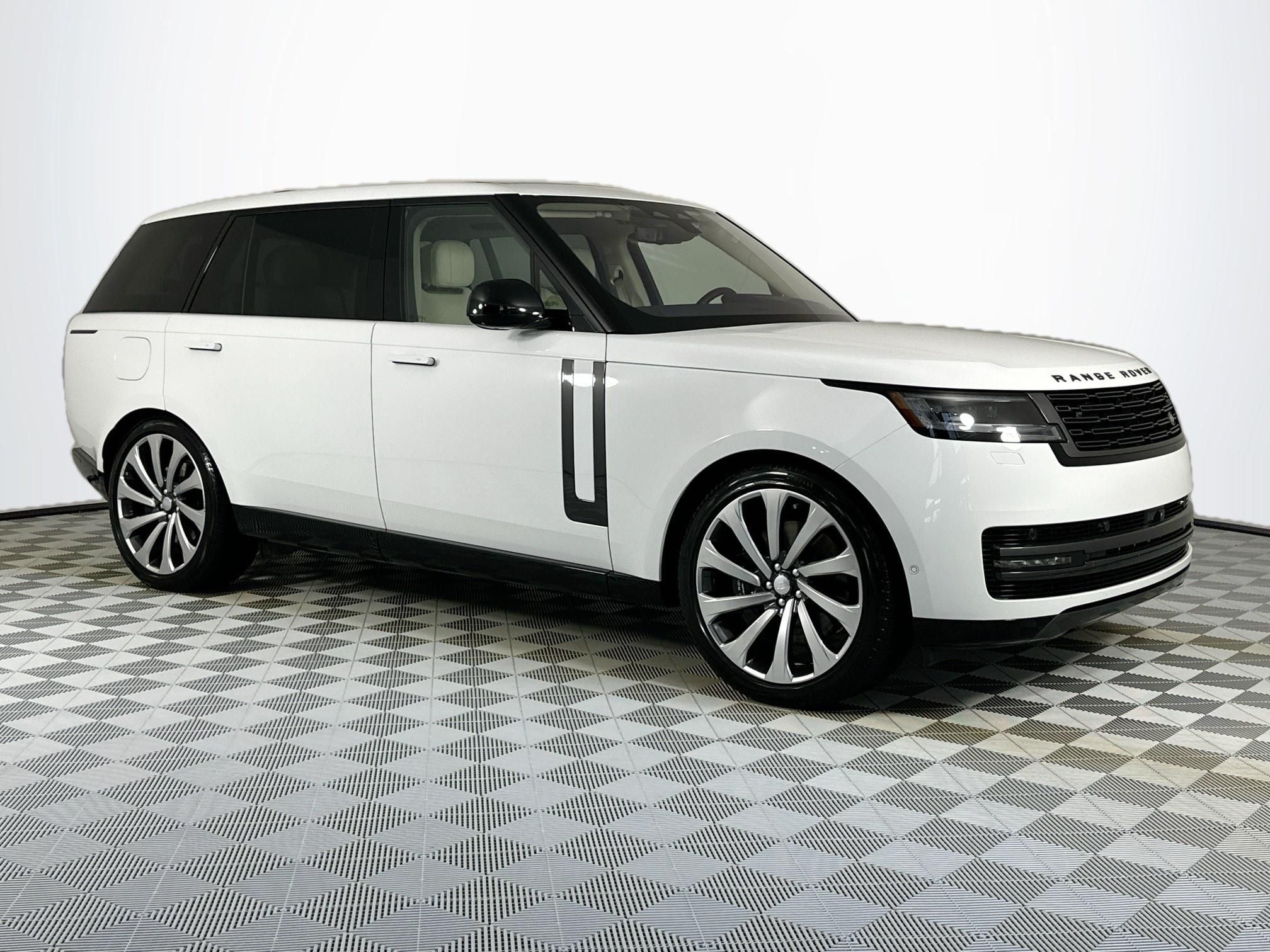2023 Land Rover Range Rover SE LWB
