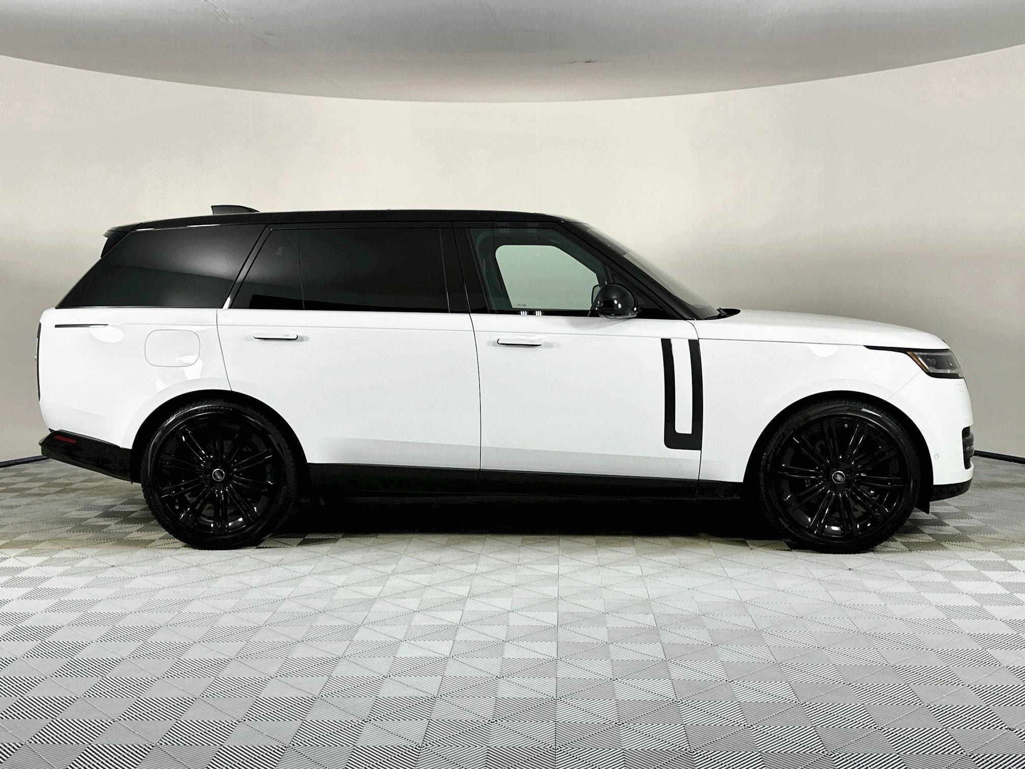 2023 Land Rover Range Rover SE LWB