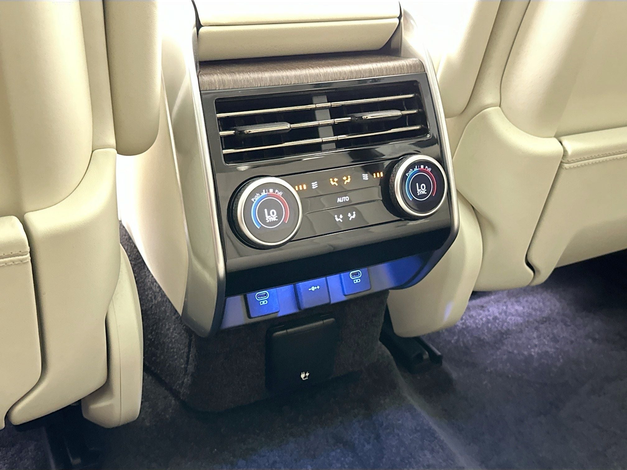 2025 Land Rover Range Rover SE LWB