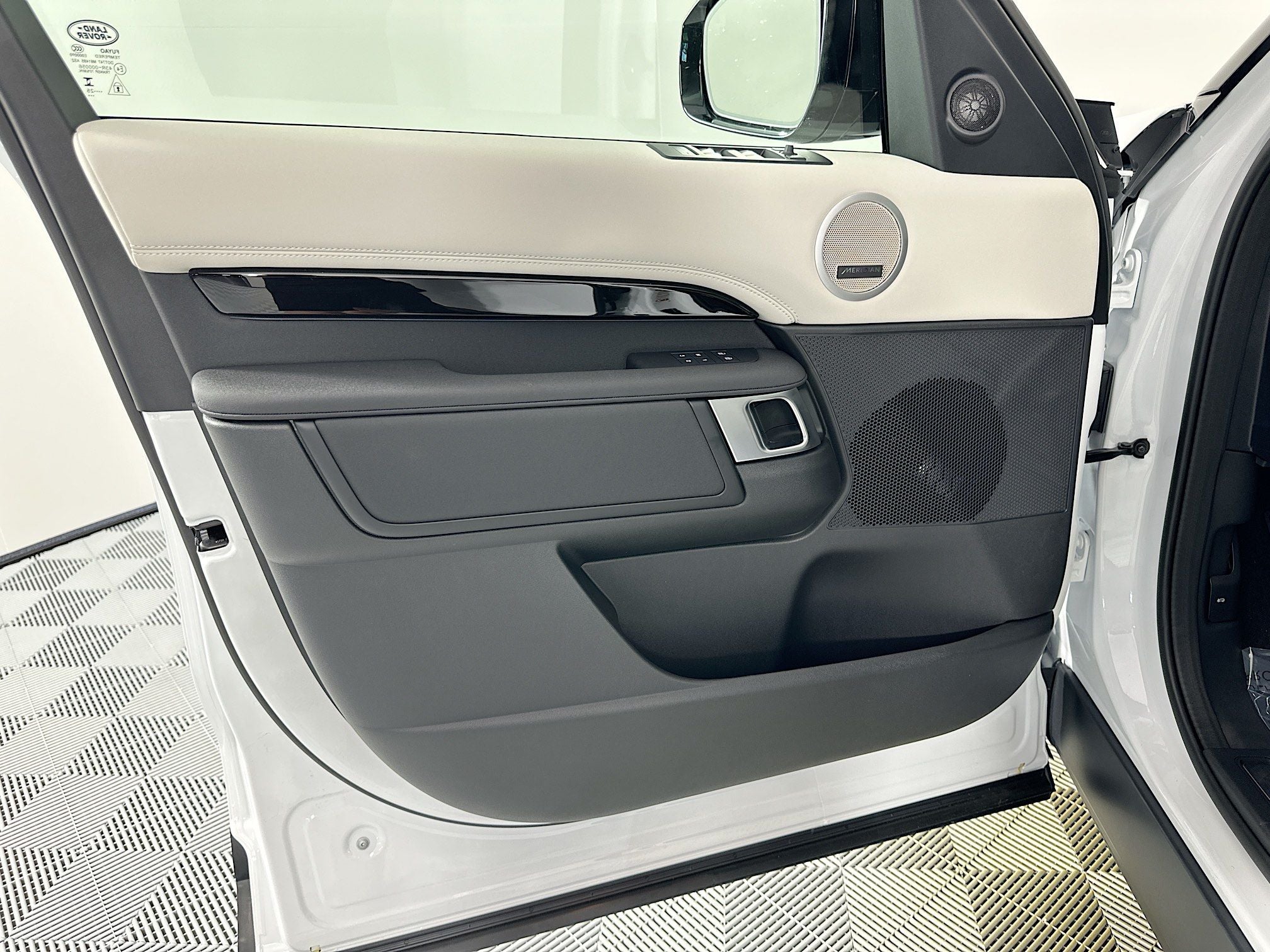 2025 Land Rover Discovery S