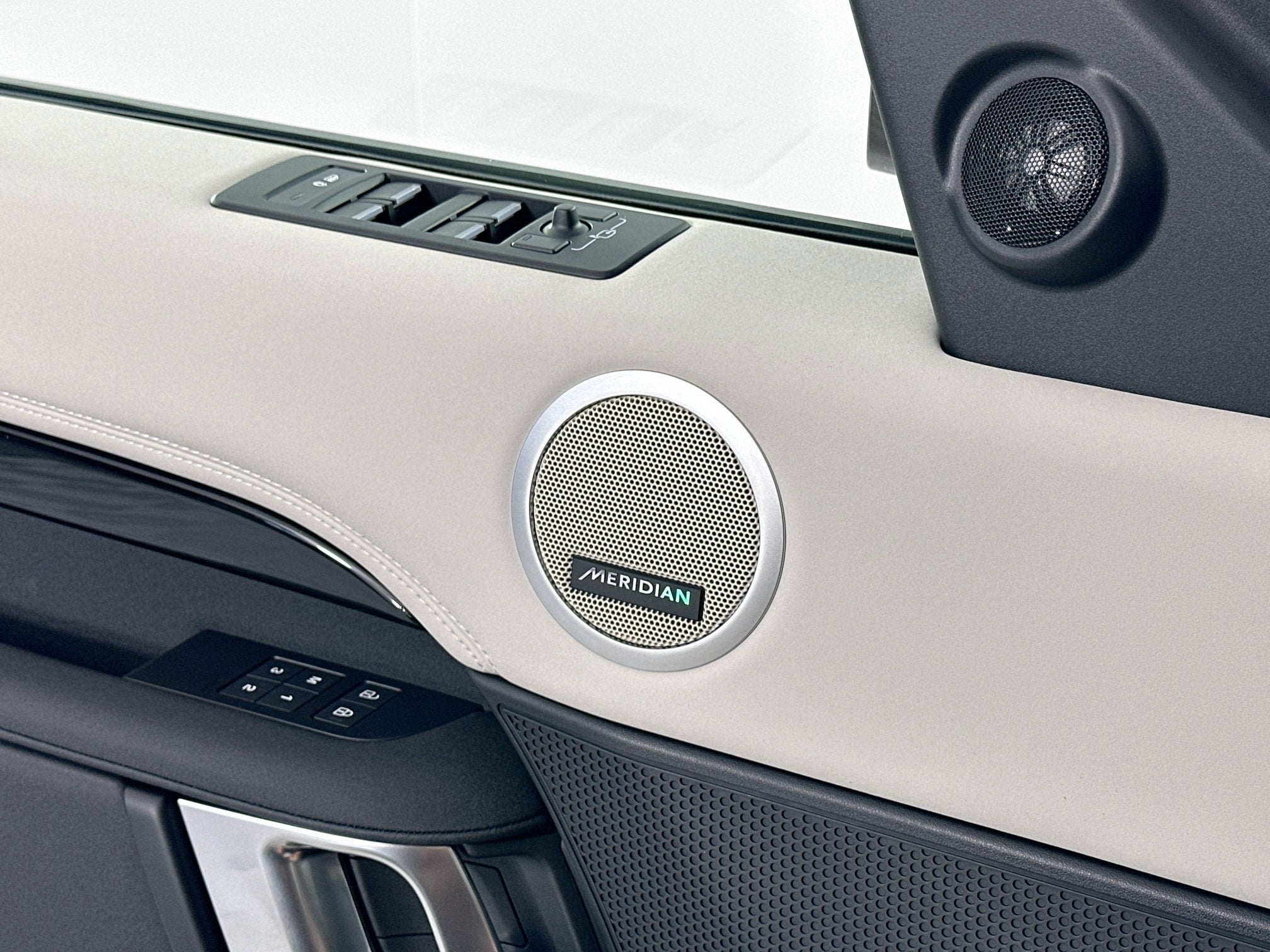 2025 Land Rover Discovery S