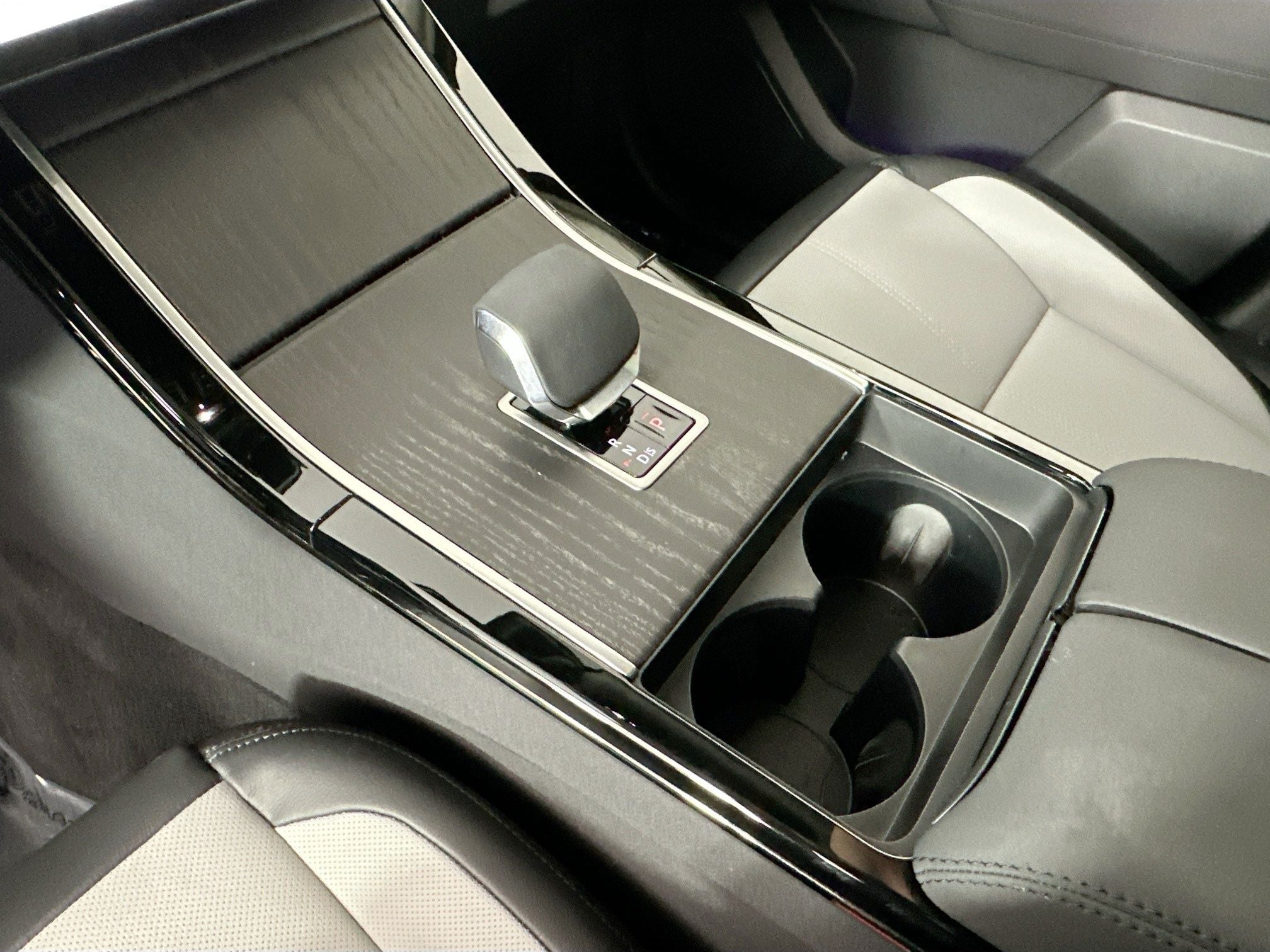 2025 Land Rover Range Rover Velar Dynamic SE