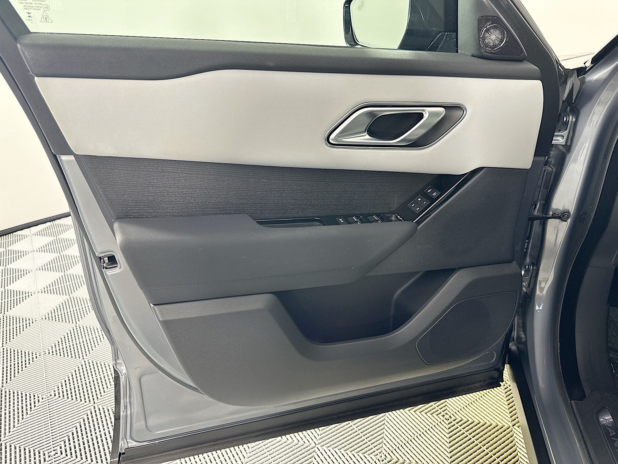 2025 Land Rover Range Rover Velar Dynamic SE