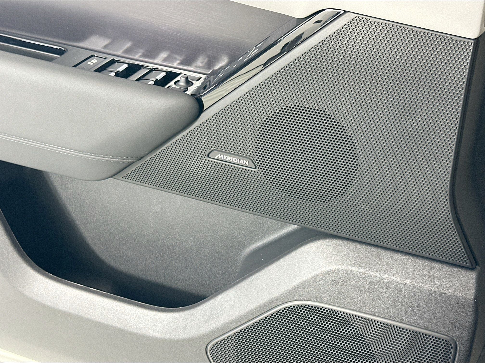 2026 Land Rover Range Rover Velar Dynamic SE