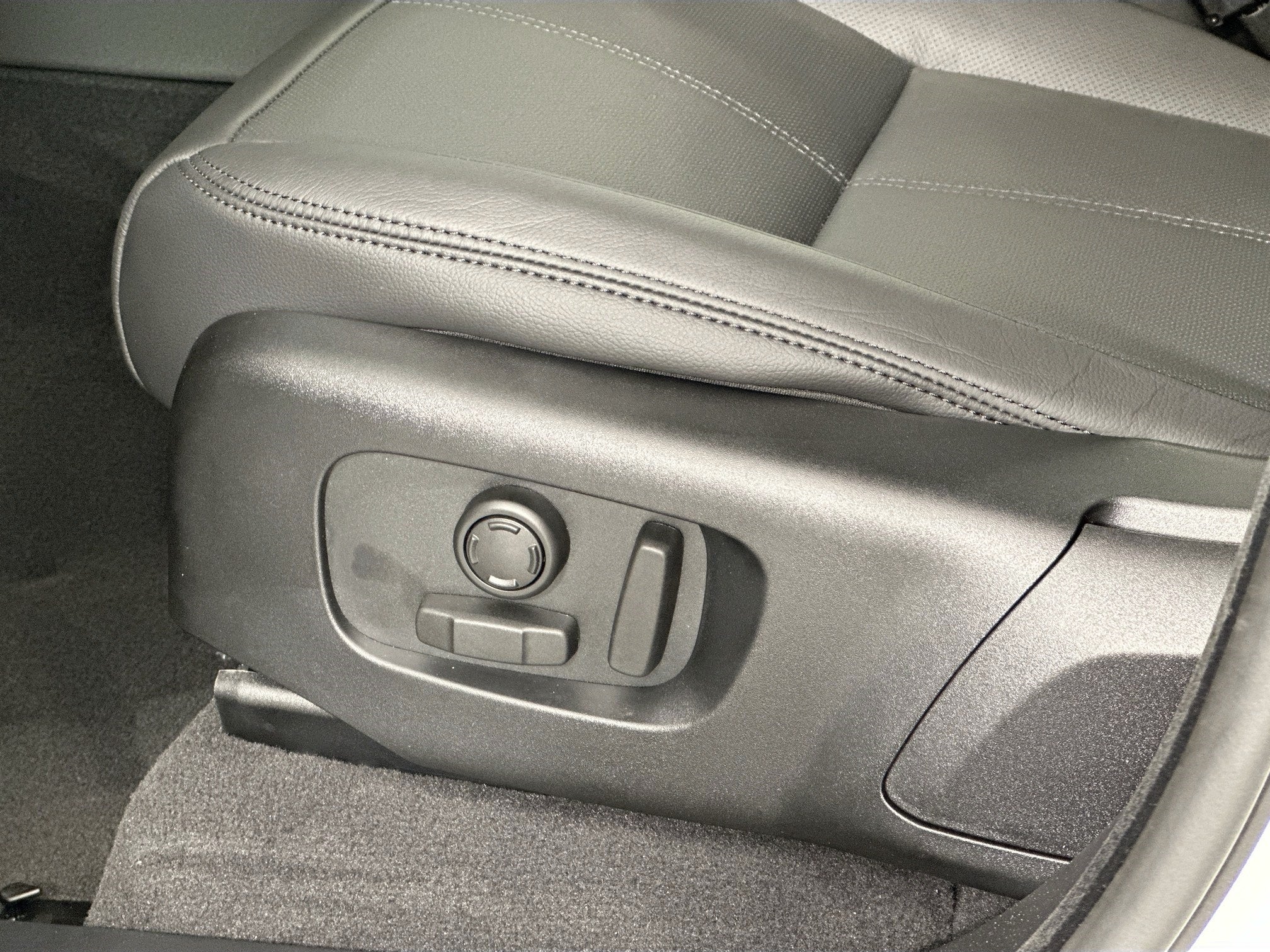 2026 Land Rover Range Rover Velar Dynamic SE