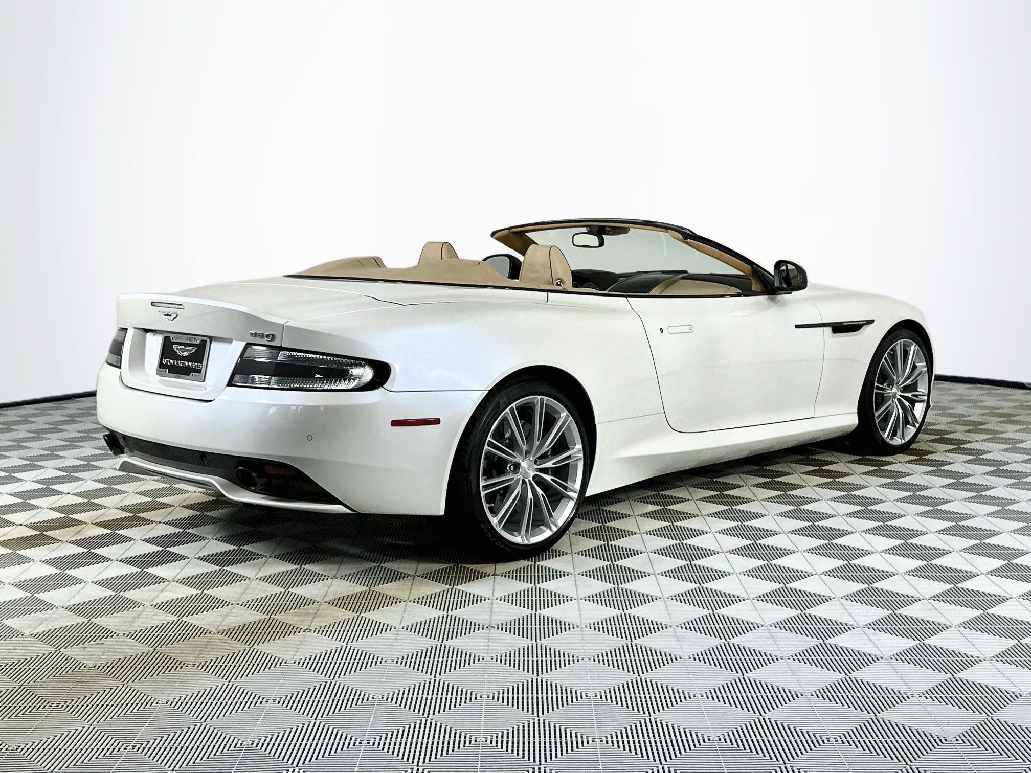 2015 Aston Martin DB9 Volante