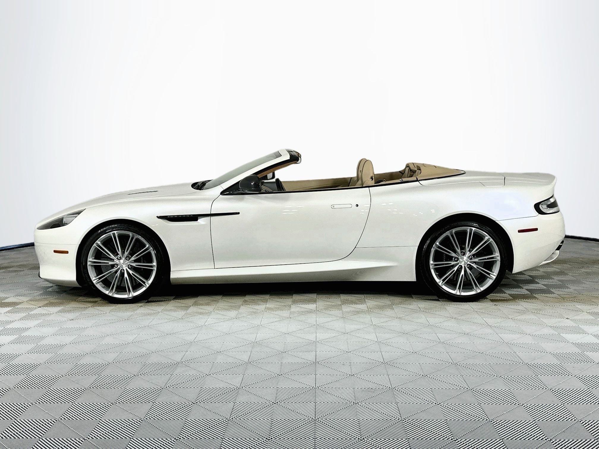 2015 Aston Martin DB9 Volante