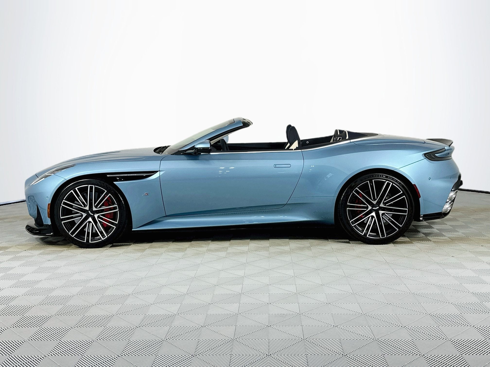 2026 Aston Martin DB12 S Volante