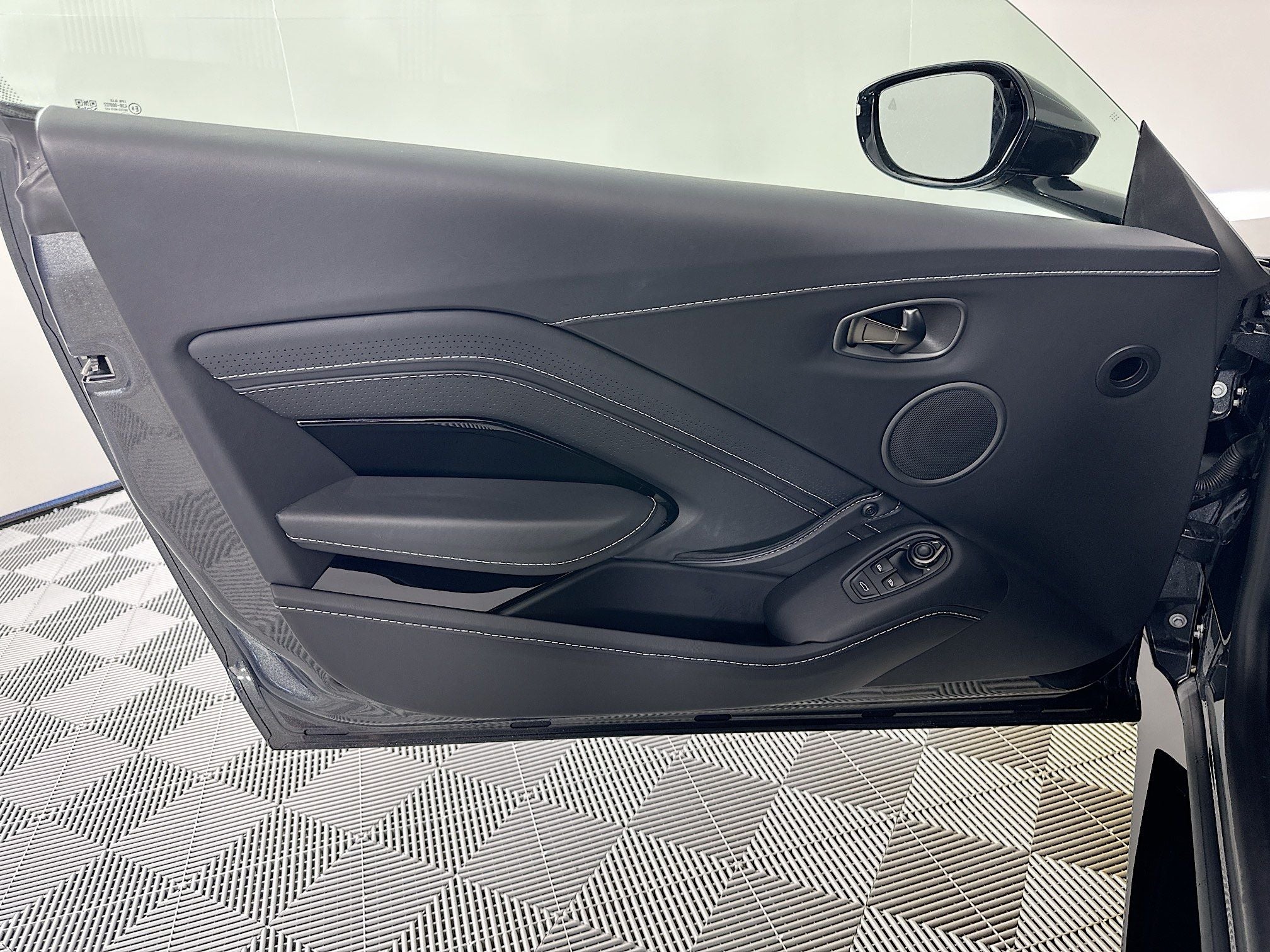 2023 Aston Martin Vantage Base