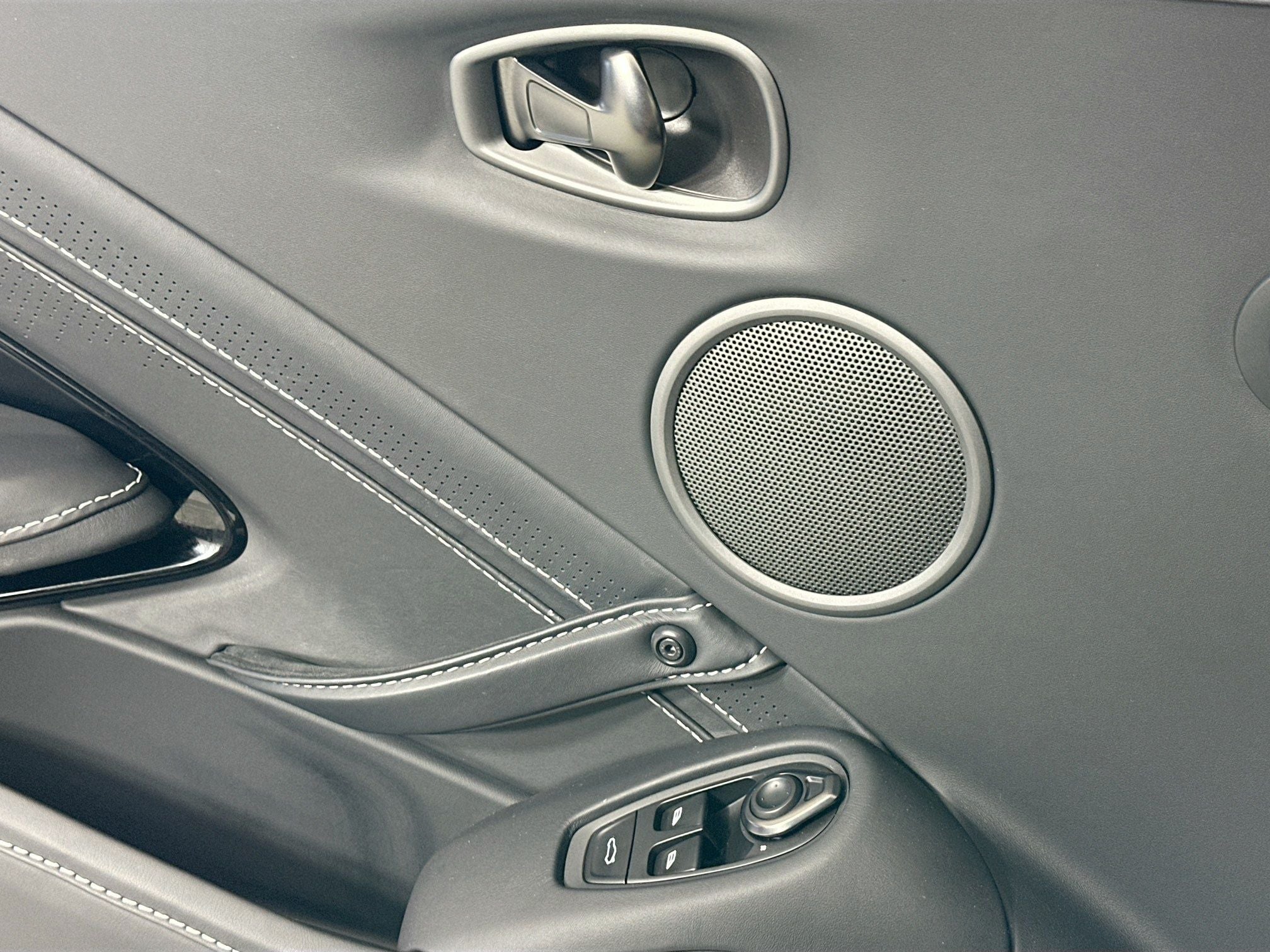 2023 Aston Martin Vantage Base