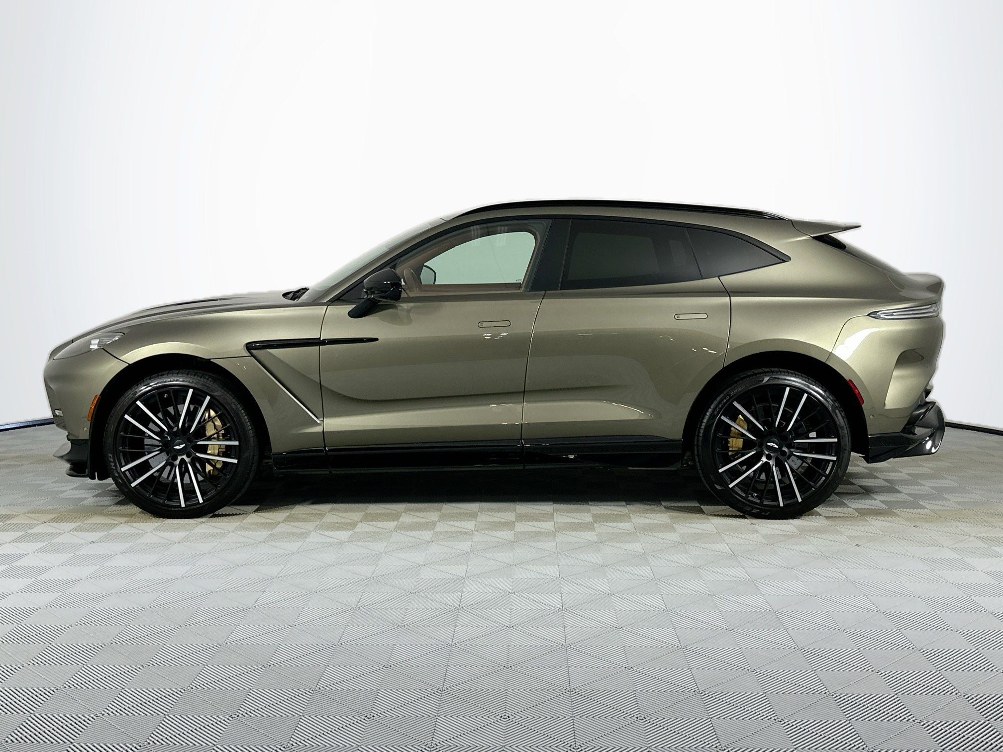 2023 Aston Martin DBX 707