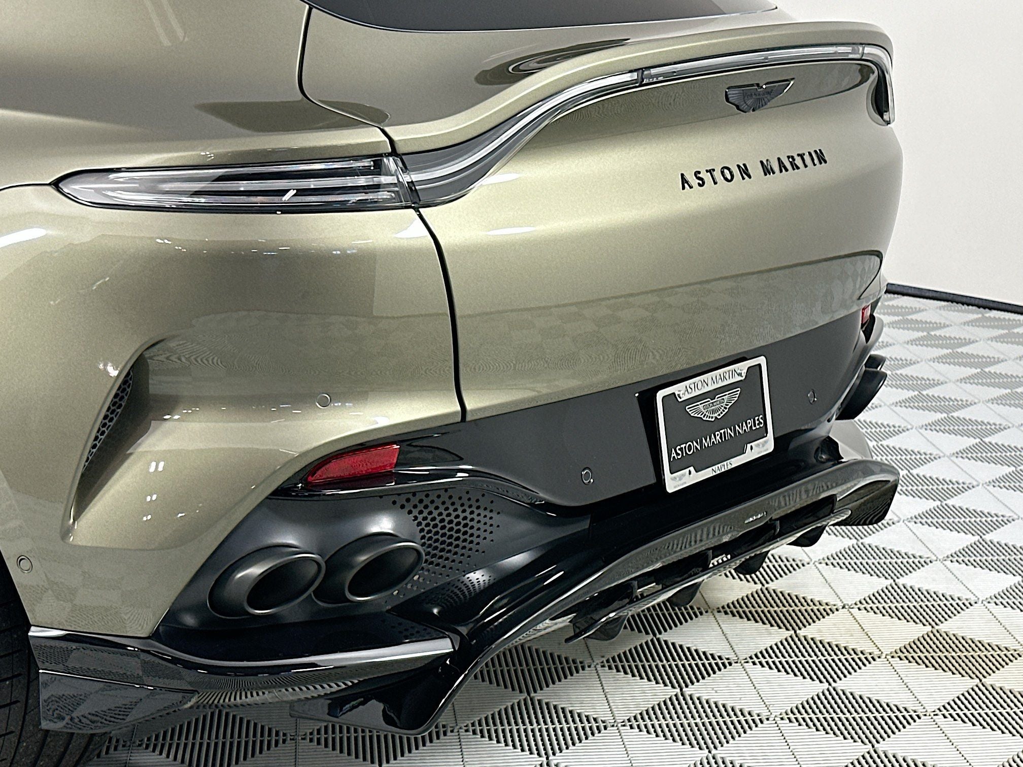 2023 Aston Martin DBX 707