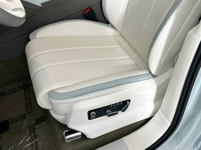 2024 Bentley Bentayga Azure - Mulliner Naples Breeze Collection