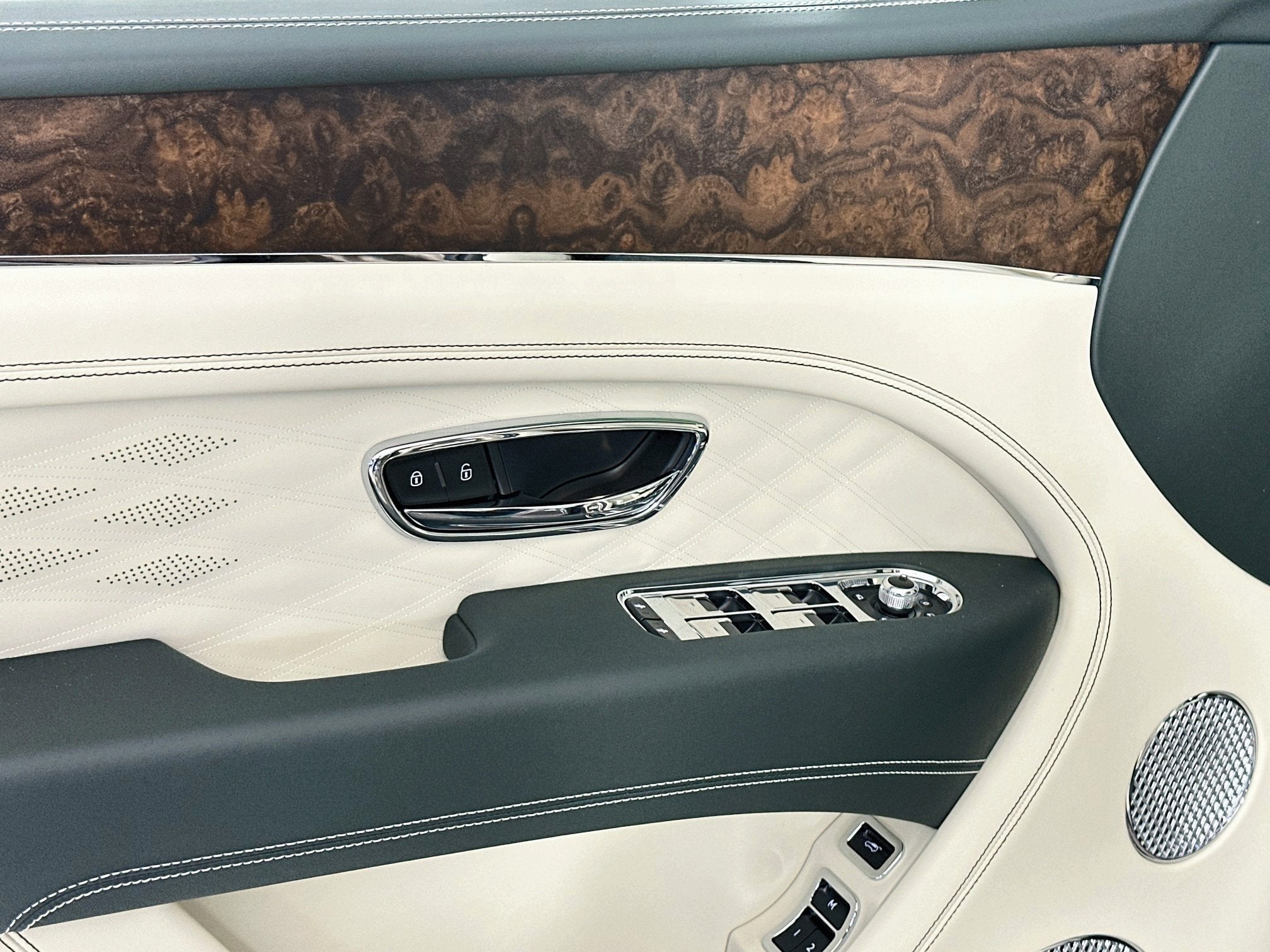 2027 Bentley Bentayga EWB Azure